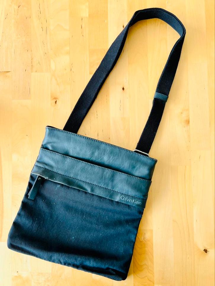 Calvin Klein schoudertas, Sieraden, Tassen en Uiterlijk, Tassen | Schoudertassen, Gebruikt, Overige merken, Zwart, Ophalen of Verzenden