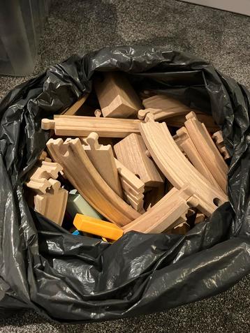 Houten train rails met trein beschikbaar voor biedingen