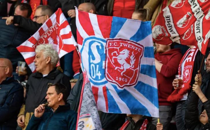 FC Twente - Schalke 04 tickets oefenwedstrijd op aanvraag, Tickets en Kaartjes, Sport | Voetbal, Twee personen, November, Losse kaart