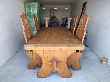 Eettafel met stoelen beschikbaar voor biedingen