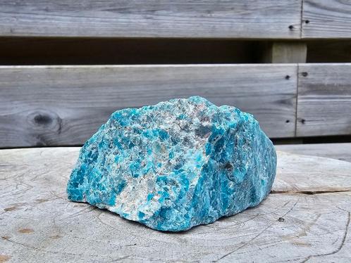 Ruwe apatiet 325 gram, Verzamelen, Mineralen en Fossielen, Mineraal, Ophalen of Verzenden