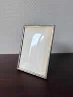 Klein Verzilverd Fotolijstje met Bol Glas, Lijst, Brocante, Audio, Tv en Foto, Fotografie | Fotolijsten, Ophalen of Verzenden