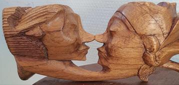 Beeld sculptuur houtsnijwerk man vrouw met veel werk hout  beschikbaar voor biedingen