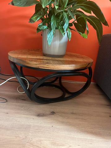 Salon tafel beschikbaar voor biedingen
