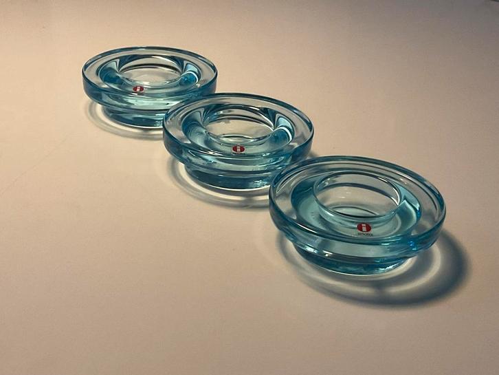Iittala, Finland: 3 lichtblauwe 'Halo' kandelaars i.z.g.s., Antiek en Kunst, Antiek | Glas en Kristal, Ophalen of Verzenden