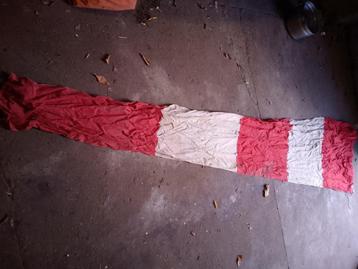 grote Vintage vlag wind vaandel rood wit beschikbaar voor biedingen