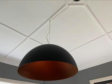 Prachtige grote zwarte met koperkleurige hanglamp 53cm breed beschikbaar voor biedingen