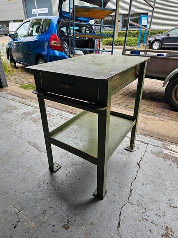 Zware vintage werkbank/tafel.  beschikbaar voor biedingen