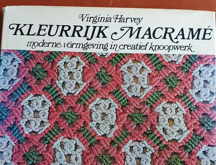 Kleurrijk Macramé boek - Virginia Harvey, Boeken, Hobby en Vrije tijd, Gelezen, Overige onderwerpen, Geschikt voor kinderen, Ophalen of Verzenden