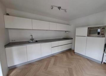 HOOGGLANS WITTE KEUKEN GREEPLOOS MET KASTENWAND beschikbaar voor biedingen