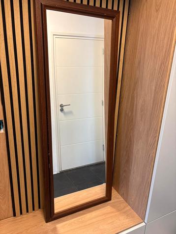 Rechthoekige spiegel met houten frame beschikbaar voor biedingen