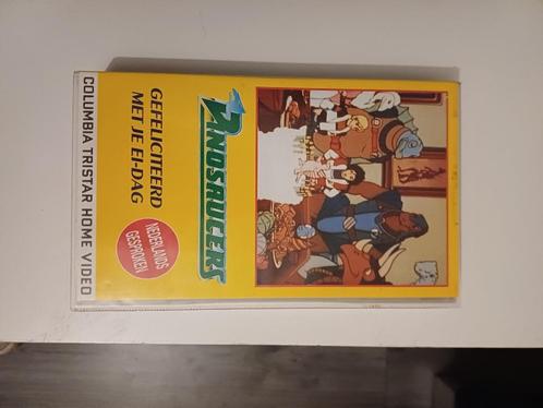 Dinosaucers – Gefeliciteerd met je Ei-dag (VHS, Nederland, Cd's en Dvd's, Dvd's | Tekenfilms en Animatie, Gebruikt, Europees, Tekenfilm
