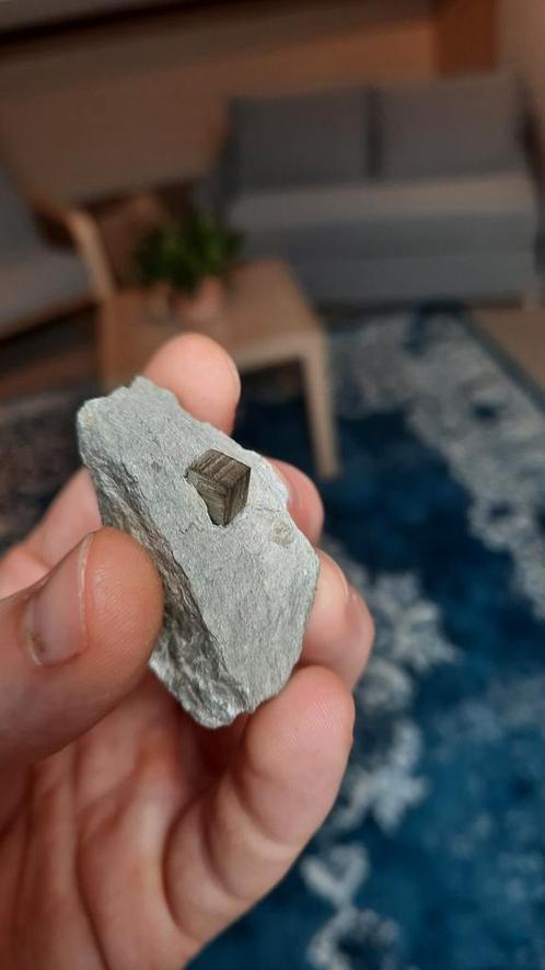 Unieke Micro Pyrietkubus in Moedergesteente, Verzamelen, Mineralen en Fossielen, Mineraal, Ophalen of Verzenden
