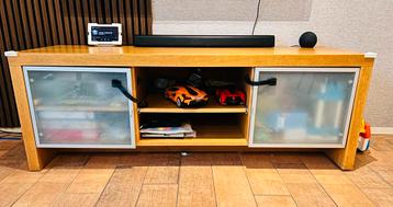 Houten kast met glazen deuren