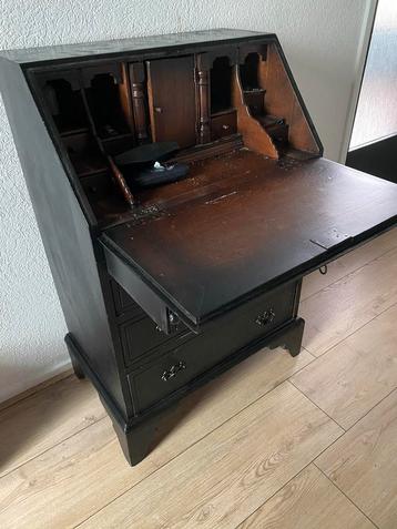 Secretaire zwart/donkerbruin met veel opbergruimte beschikbaar voor biedingen