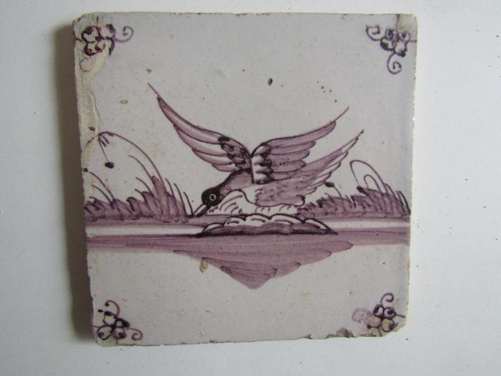 een antieke tegel met een eend., Antiek en Kunst, Antiek | Wandborden en Tegels, Ophalen of Verzenden