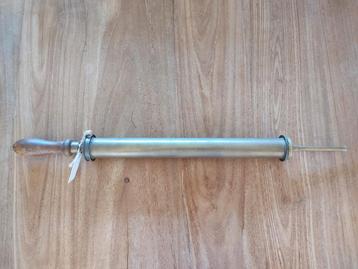 Vintage Spuitbus met Houten Handvat beschikbaar voor biedingen