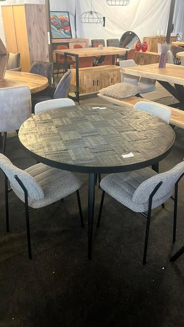 Eettafel rond zwart mangohout (outlet) beschikbaar voor biedingen