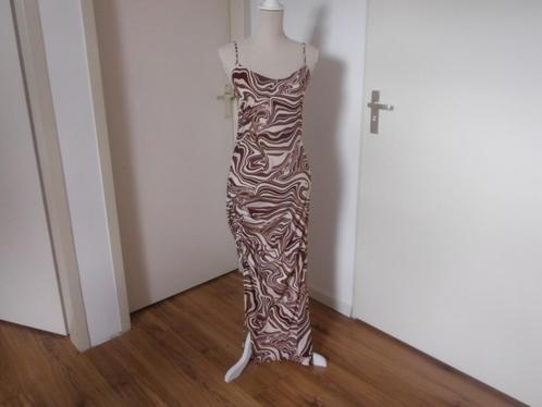 nieuwe bruin/beige jurk van Bershka met loopsplit, mt M, Kleding | Dames, Jurken, Nieuw, Maat 38/40 (M), Bruin, Onder de knie