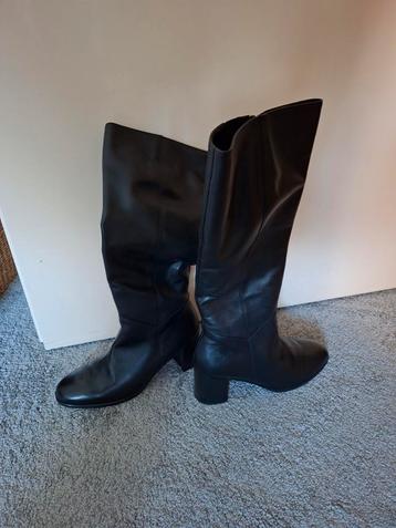 Nieuwe leren dameslaarzen beschikbaar voor biedingen