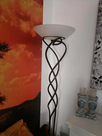 Stijlvolle Staande Lamp beschikbaar voor biedingen