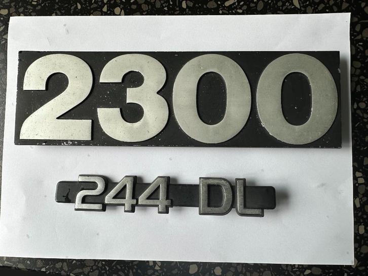 2 DAF emblemen. Embleem 244 DL 2300., Verzamelen, Merken en Reclamevoorwerpen, Gebruikt, Overige typen, Ophalen of Verzenden