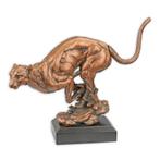 A RESIN FIGURINE OF A RUNNING LEOPARD, Ophalen, Zo goed als nieuw, Dier