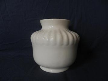 Witte vaas gewelfde schouder Porceleyne Fles Delft h. 13 cm beschikbaar voor biedingen