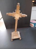 Antiek kruisbeeld op voet, Ophalen