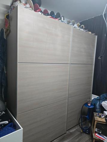 Grote kleding kast  beschikbaar voor biedingen