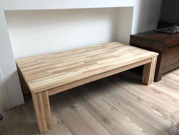 Teak tafel beschikbaar voor biedingen