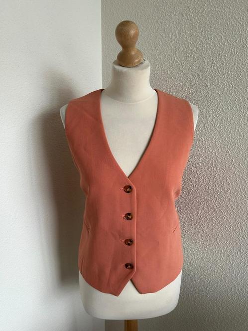 King Louie maat 42 licht roze gilet spencer vest 2186, Kleding | Dames, Truien en Vesten, Zo goed als nieuw, Maat 42/44 (L), Roze