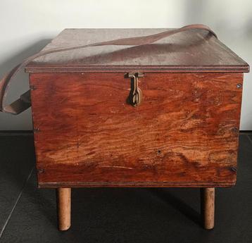 Vintage viskist voor decoratie  beschikbaar voor biedingen