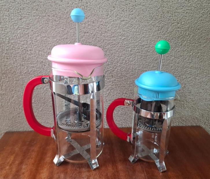 2x Bodum Chambord cafetière klein/groot met rood/roze/blauw, Witgoed en Apparatuur, Koffiezetapparaten, Zo goed als nieuw, Gemalen koffie
