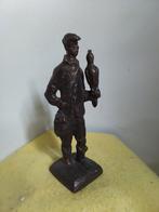 14112) mooi beeldje Valkenier gesigneerd  hoog  21cm, Ophalen of Verzenden, Zo goed als nieuw, Mens