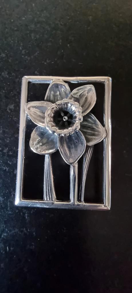 Zilveren vintage hanger en Broche met Narcis Design, Sieraden, Tassen en Uiterlijk, Manchetknopen, Zo goed als nieuw, Zilver, Verzenden