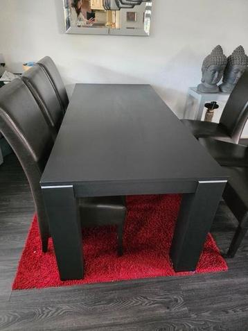 Zwarte eettafel 2 bij 0.90 plus 6 leren stoelen. beschikbaar voor biedingen
