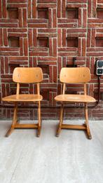 2 vintage houten kinder schoolstoeltjes, 34cm zithoogte., Kinderen en Baby's, Kinderkamer | Tafels en Stoelen, Gebruikt, Ophalen of Verzenden