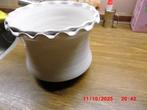 WITTE BLOEMPOT MET SCHULPRAND GRATIS OP TE HALEN, Tuin en Terras, Ophalen, Rond, Binnen, Zo goed als nieuw