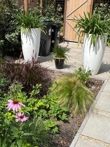 2 Elho hoge (89 cm) plantenbakken rond wit. €80 per pot. beschikbaar voor biedingen
