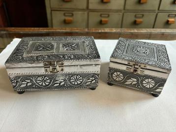 Set van 2 handgemaakte antieke metalen sieradendoosjes. beschikbaar voor biedingen