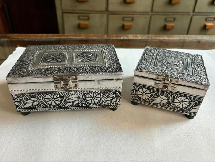 Set van 2 handgemaakte antieke metalen sieradendoosjes., Antiek en Kunst, Antiek | Woonaccessoires, Ophalen of Verzenden