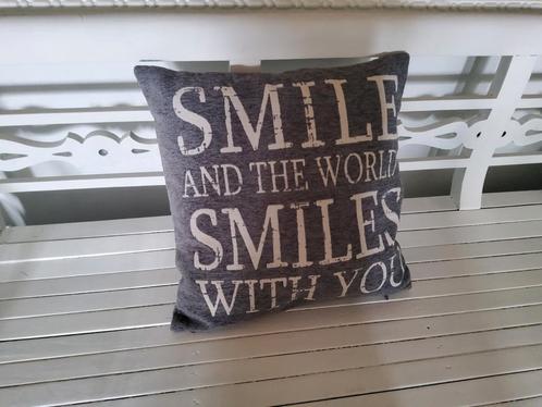 Leuk sierkussen met tekst. Blauw/grijs. Ecru tekst. 45 x 45., Huis en Inrichting, Woonaccessoires | Kussens, Zo goed als nieuw