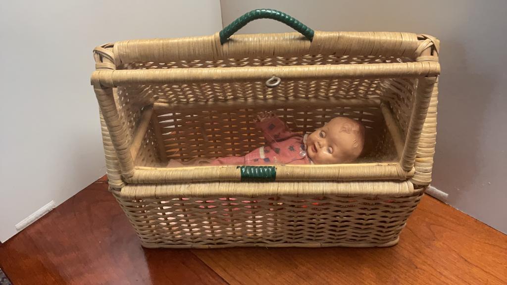Vintage Babypop in reiswiegje, Roddy, jaren 50., Ophalen of Verzenden, Gebruikt, Babypop