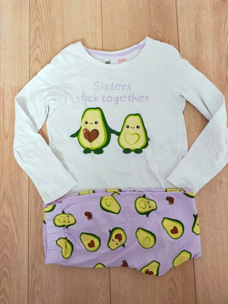 Zgan! Schattige avocado pyjama van H&M. Mt 122/128, Kinderen en Baby's, Kinderkleding | Maat 122, Zo goed als nieuw, Meisje, Nacht- of Onderkleding