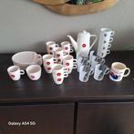 Douwe Egberts kopjes, glazen, gebaksbordjes, thee/koffie pot, Huis en Inrichting, Ophalen of Verzenden, Overige stijlen, Kop(pen) en/of Schotel(s)