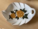Vintage porselein schaal in bladvorm,gele rozen,koek,bonbon., Ophalen of Verzenden