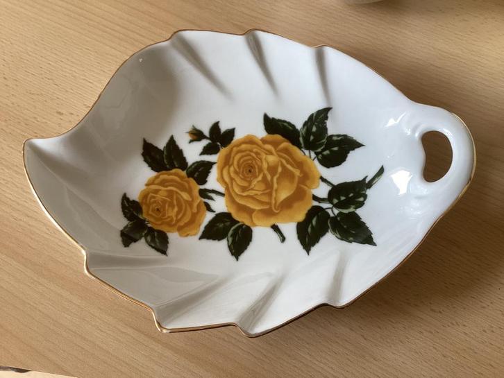 Vintage porselein schaal in bladvorm,gele rozen,koek,bonbon., Antiek en Kunst, Antiek | Schalen, Ophalen of Verzenden