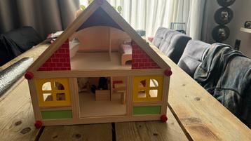 Poppenhuisje van hout beschikbaar voor biedingen