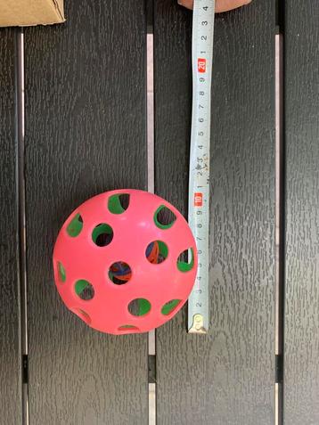 Speelbal voor konijn beschikbaar voor biedingen